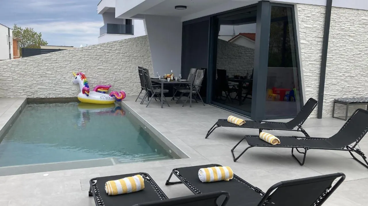 Villa Lura In Pula Mit Pool