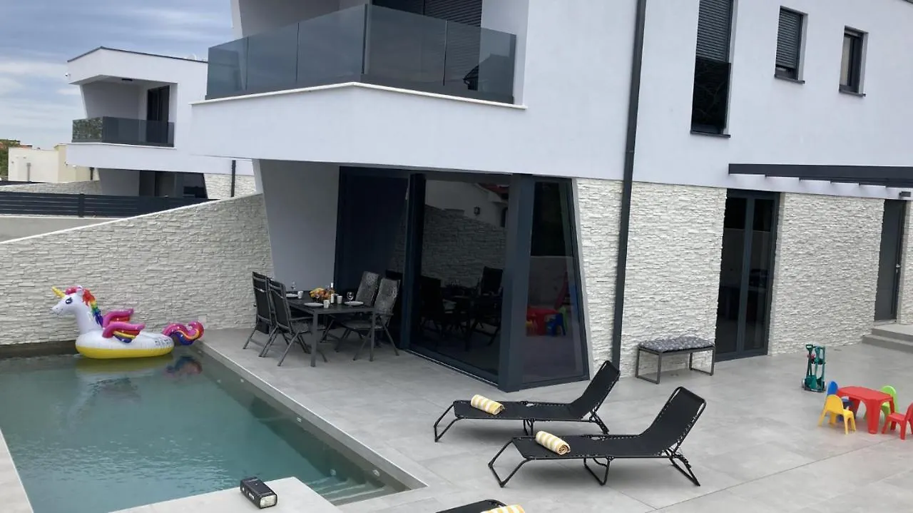 Villa Lura In Pula Mit Pool